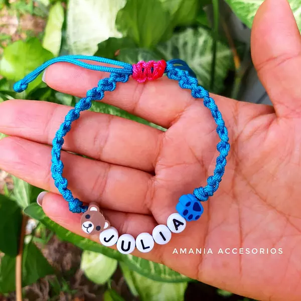 Pulsera Tejida con Muñequitos